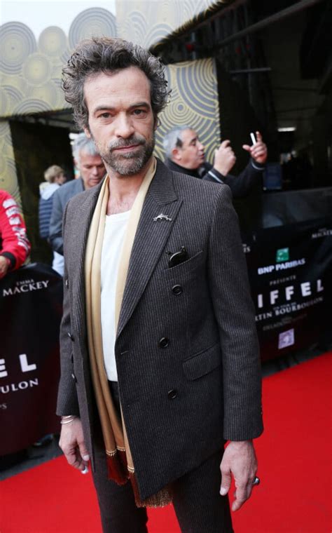 Romain Duris face à Emma Mackey transformée la star de Sex Education plus glamour que jamais