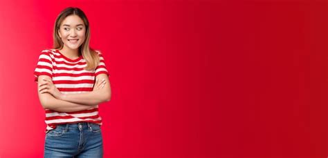 Silly Cute Jolie Fille Blonde Asiatique Détourner Le Regard Timide Flirty Smiling Bras Croisés