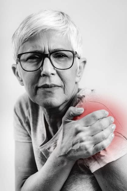 Premium Photo Senior Woman With Shoulder Pain