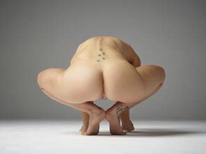 AMATEUR GIRL Flora Beauty Nudes Porn Pic