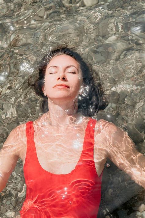 Retrato De Viaje De Mujer Retrato De Una Mujer Feliz Con El Pelo Largo En Un Bikini Rojo