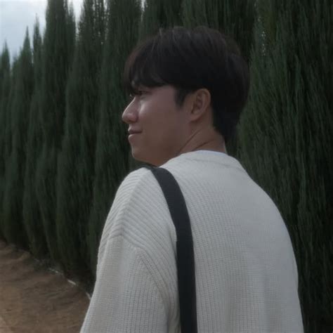 ZZIK 🇰🇷 (@zzikzzik___) • Threads, Say more