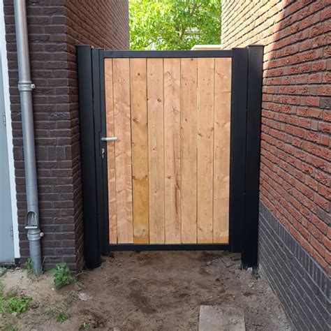 Dichte Stalen Poort Met Houtvulling Douglas Of Grenen Hout Hekwerk