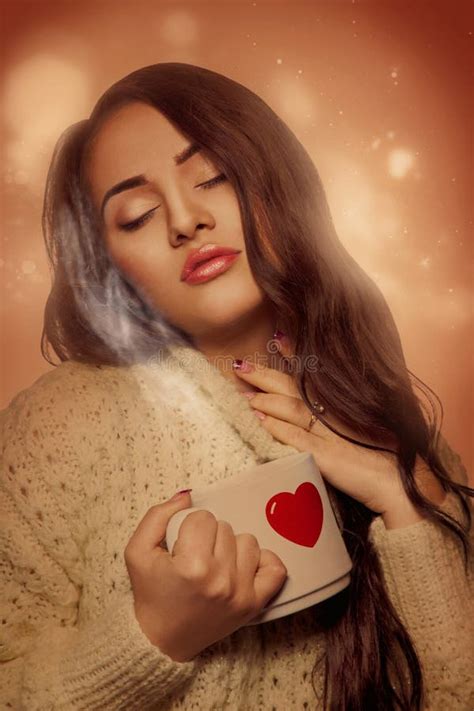 Voluptueuze Jonge Brunette Met Een Warm Drankje In Een Kopje Stock Foto Image Of Aroma Meisje