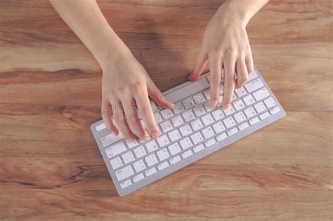 Mujer Joven Escribiendo En El Teclado Foto De Archivo Imagen De