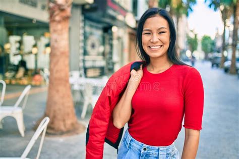 Joven Latina Sonriendo Feliz Caminando En La Ciudad Imagen De Archivo Imagen De Sano Travieso