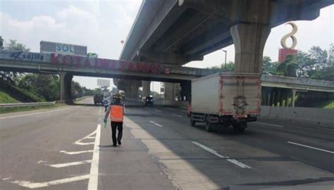 Waspadai Lubang Jalan Di Ruas Tol Jakarta Cikampek