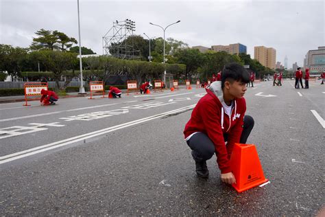 【圖輯】元旦升旗新住民領唱國歌 樂儀隊雨中彩排追求完美 上報 影音