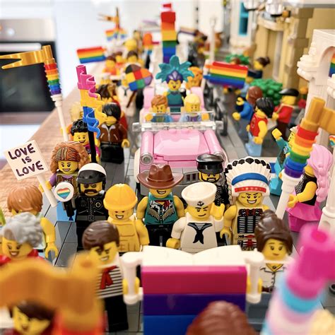 Lego Pride Parade MOC (Happy Pride Month!) : r/lego