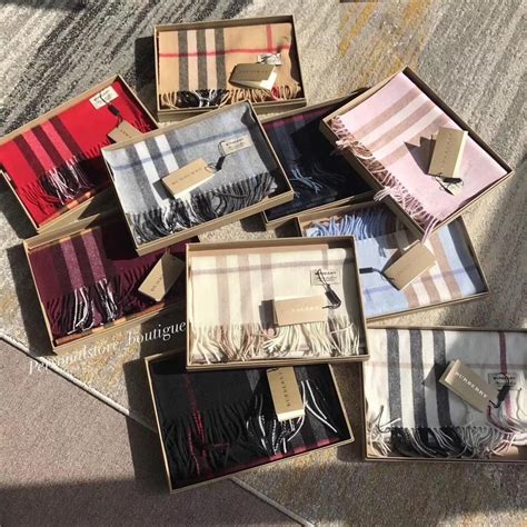 В наличии большой выбор мягких и тёплых шарфов Burberry в оригинальном ...