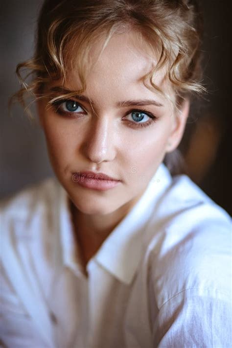 Junge Blonde Frau In Einem Lockeren Wei En Hemd Und Jeans In Einem Loft Interieur Nahe