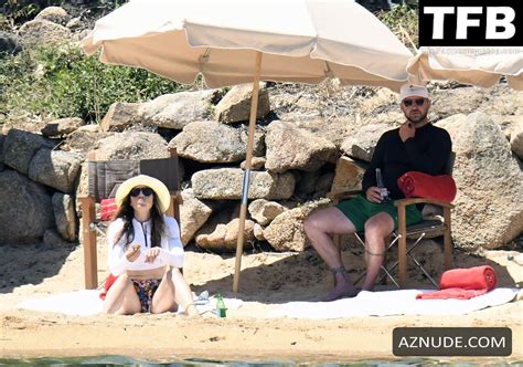 Jessica Biel Sexy Seen Flaunting Her Hot Bikini Body Alongside Justin Timberlake At The Beach In