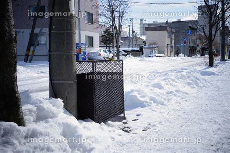 黒いゴミ捨て場の写真素材 109609471 イメージマート