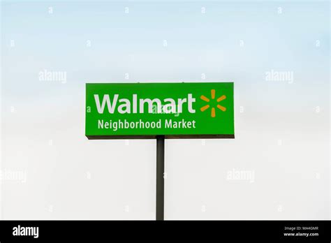 Walmart Pole Sign Hi Res Stock Photography And Images Alamy