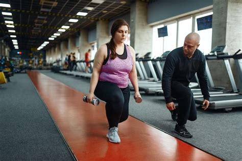 Mujer Con Sobrepeso Sostiene Pesas Ejercicio Con Entrenador En Club