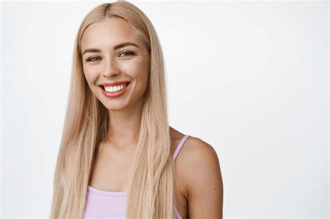 Concept de bien être et de personnes Gros plan d une jolie fille blonde souriante avec des dents