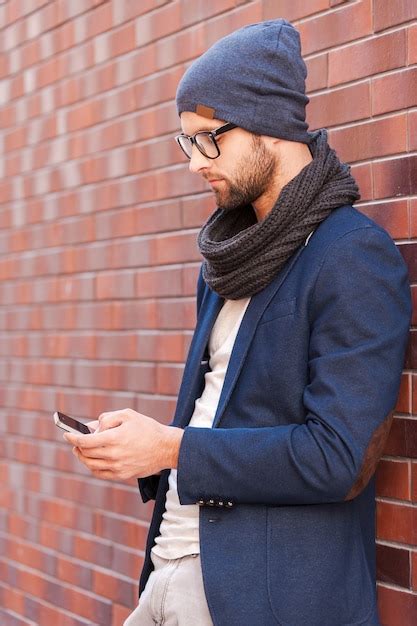 Escribiendo Mensaje De Texto Vista Lateral Del Apuesto Joven En Ropa