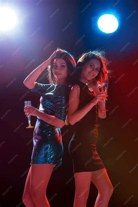 Dos hermosas chicas bailando en la fiesta | Foto Premium