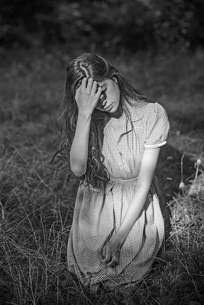 Jeune Fille En Robe Vintage Assise Sur L Herbe Brunette Couvrant Ses Yeux Du Soleil Belle Nymphe