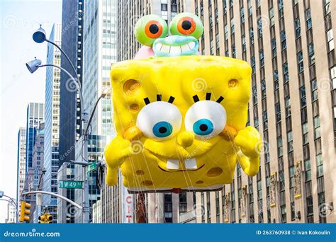 Annual Thanksgiving Macys Parade with Inflated SpongeBob SquarePants ...