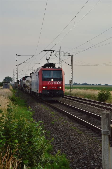 SBB Cargo 482 028 8 mit einem Güterzug gen Rheydt fahrend am Abend des