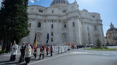 PHOTOS: Eucharistic procession in the Vatican Gardens on Corpus Christi