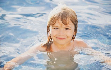 Heureux Garçon Jouant Et Dans La Piscine Ou Leau De Mer Visage Dété