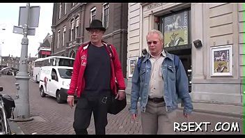 Tío lujurioso paga a una prostituta caliente por un poco de diversión hardcore XVIDEOS