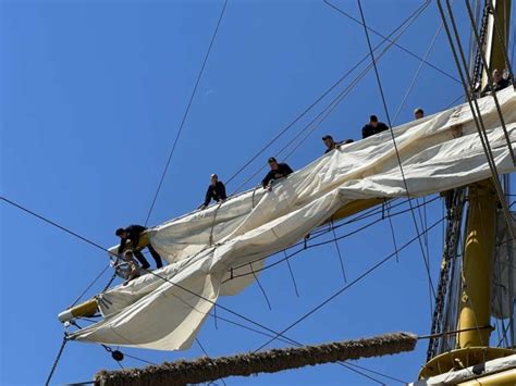 Segelschulschiff Gorch Fock Segel setzen Marinestützpunkt Kiel We