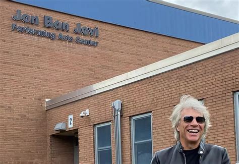 Jon Bon Jovi Visita La Sua Vecchia Scuola Per Conoscere Il Centro Delle