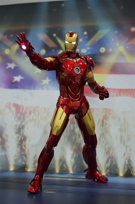 Toys For Papa Hot Toys Suit Up Gantry With Iron Man Mark IV Review Part