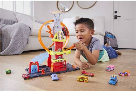 Купить игровой набор Hot Wheels HKX41 Трюки на пожарной станции Сити в интернет магазине ОНЛАЙН