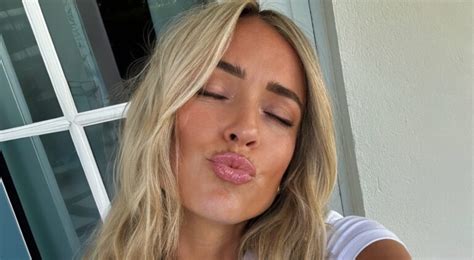 PHOTOS Year Old Kristin Cavallari Goᴇs Bralᴇss Showing Off Her Bikini Bottom Tan Lines News