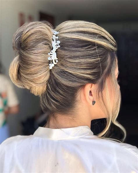 30 Super Easy Updos For Beginners To Try In 2023