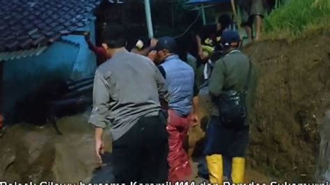 Longsor Di Kampung Pananjungan Cilawu Garut Menutupi Badan Jalan