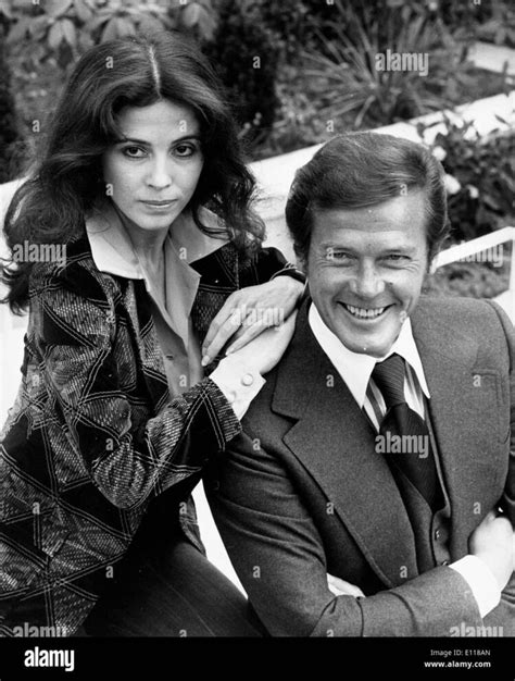 9 Hot Sexy Barbara Parkins Bikini Pics