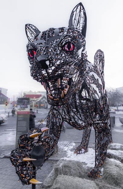 Gran escultura del gato de hierro y luces led navideñas jolakotturinn