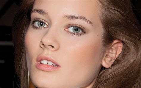 Vito Mariella Ensina A Fazer O Make Nude Harper S Bazaar Moda Beleza E Estilo De Vida Em Um