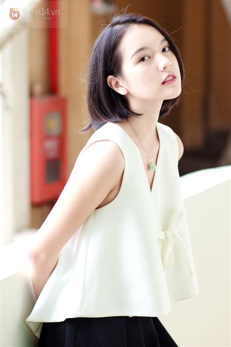 Không trang điểm cầu kỳ các hot girl này chỉ cần kẻ lông mày và đánh son là đã xinh ơi là xinh