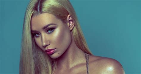 En Bikini Iggy Azalea D Voile Ses Incroyables Formes Photos