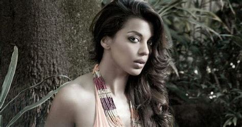 DESI ACTRESS PICTURES Mugdha Godse Showing Her Bikini Body In Jungle Desipixer Latest