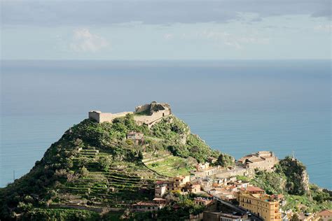 Il Castello Di Taormina Apre Al Pubblico E Cerca Personale Come Candidarsi