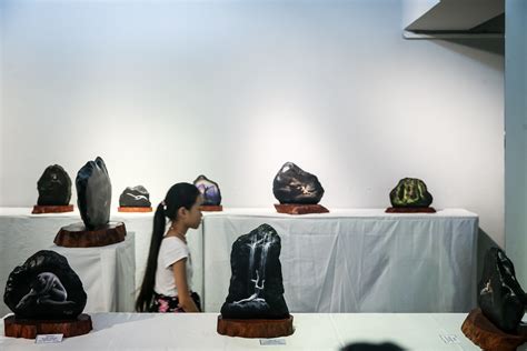 bức ảnh nude trên đá tại triển lãm của Thái Phiên Xuất bản ZNEWS VN