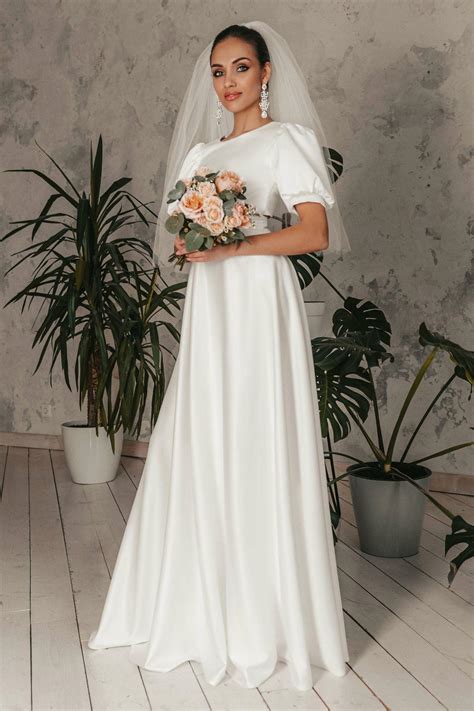 Атласное свадебное платье 2023 Фанрис купить в Москве - свадебный салон ...