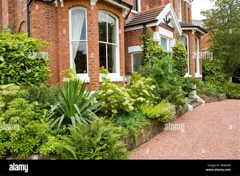 Detached House Uk Garden Hi Res Stock Photography And Images Alamy