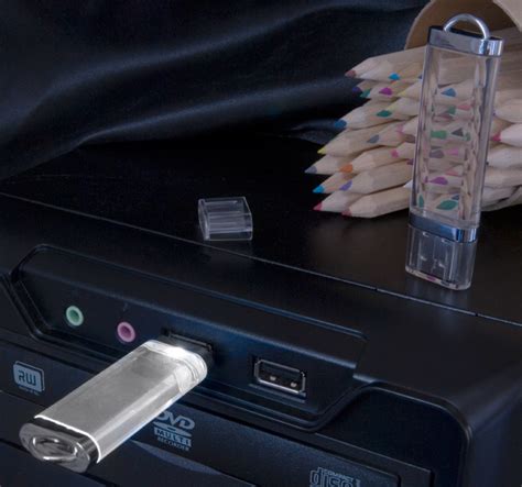 Флешка прозрачная "Shine" с белой подсветкой (32 Gb) в подарочной ...