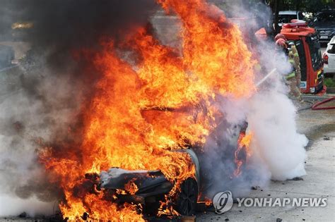 끄기 어려운 전기차 화재 상반기 42건작년 한해 건수 육박