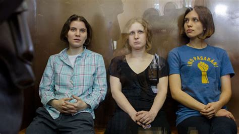 Las Pussy Riot Llegan A Islandia Y Orinan Sobre Un Retrato De Putin Infobae