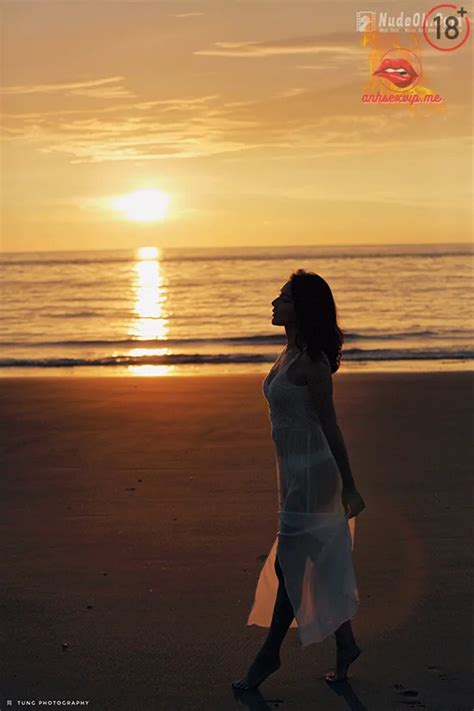 Gái xinh mặc Bikini tạo dáng sexy dưới bãi biển Ảnh Sex TaiAnhSex