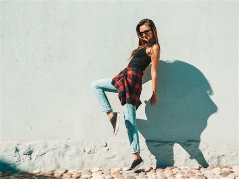 Retrato da bela modelo sorridente mulher vestida calça jeans e